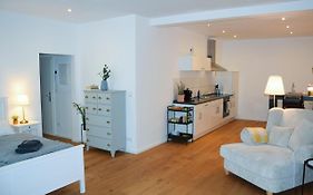 Modernes Studio Appartement mit Leseecke